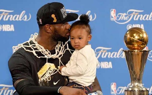 NBA球星詹姆斯和女儿