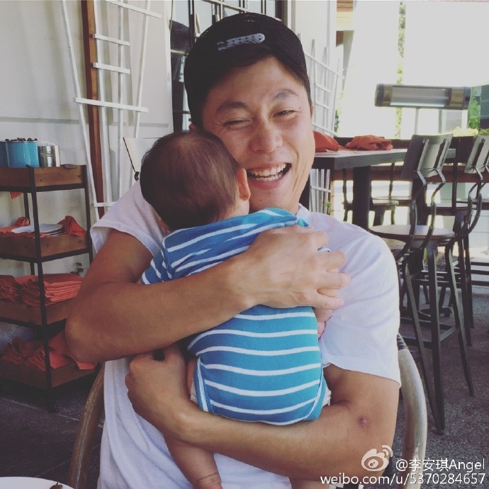 李小鹏抱儿子